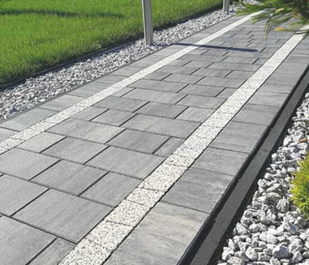 Grindinio trinkelės moderniame kiemo projekte