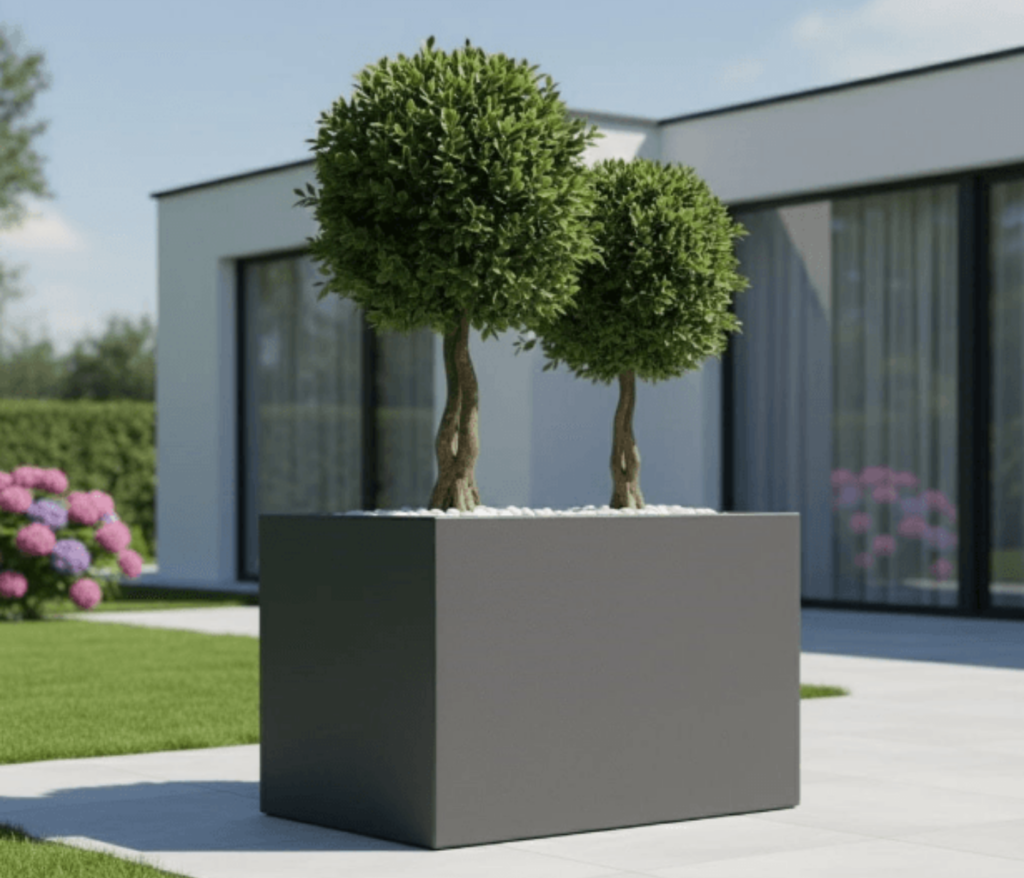 Betoniniai vazonai su augalais lauko terasoje