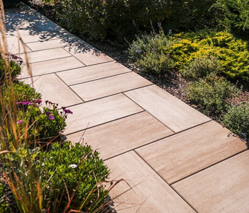 Grindinio trinkelės moderniame kiemo projekte