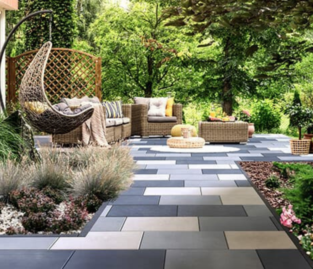 Grindinio plokštės moderniame kiemo projekte