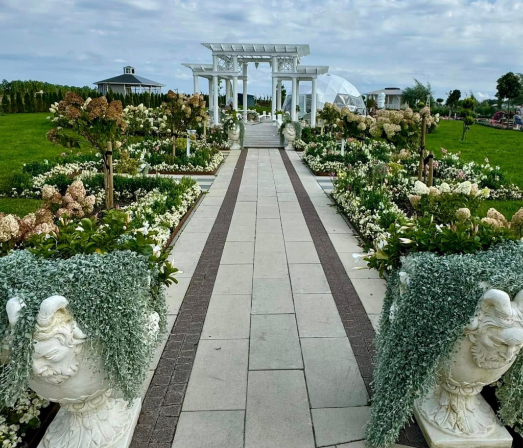 Grindinio plokštės moderniame kiemo projekte