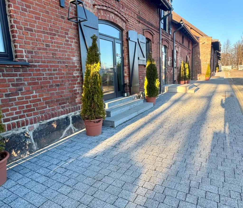 Grindinio trinkelės moderniame kiemo projekte