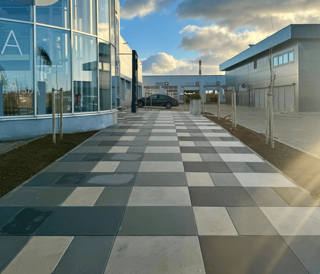 Grindinio plokštės moderniame kiemo projekte